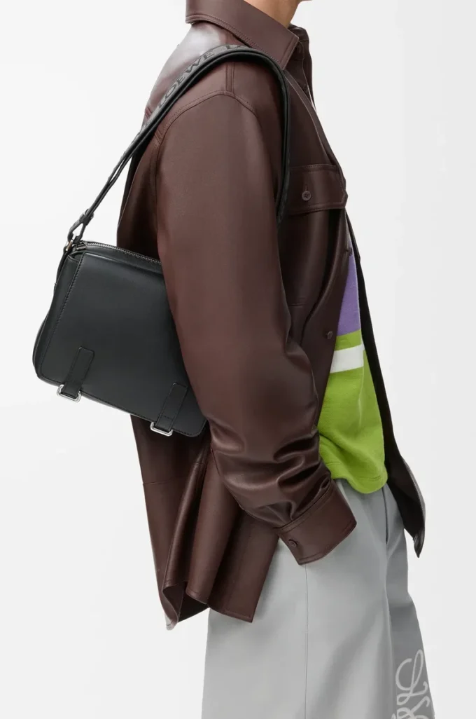 Borsa messenger militare XS in morbida pelle di vitello martellata Nero Borsa messenger militare XS in morbida pelle di vitello martellata Nero