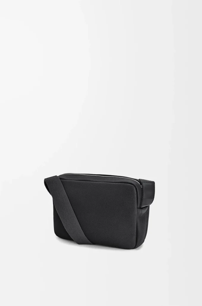 Borsa messenger militare XS in morbida pelle di vitello martellata Nero Borsa messenger militare XS in morbida pelle di vitello martellata Nero