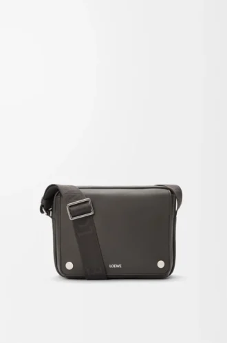 Borsa messenger Pebble media in morbida pelle di vitello grigio scuro