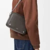 Borsa messenger Pebble media in morbida pelle di vitello grigio scuro Borsa messenger Pebble media in morbida pelle di vitello grigio scuro