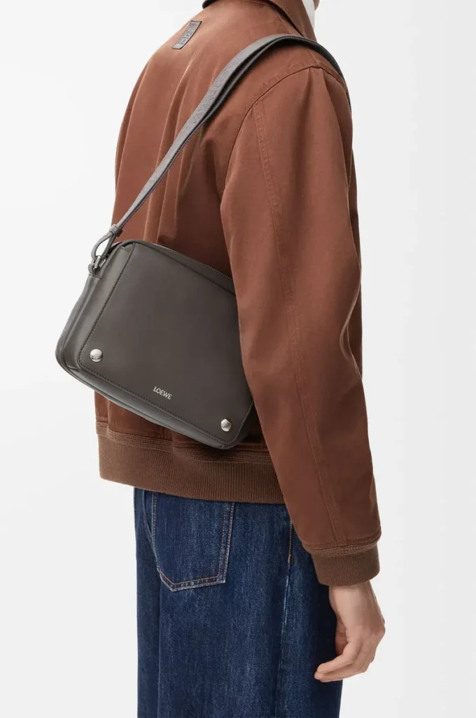 Borsa messenger Pebble media in morbida pelle di vitello grigio scuro Borsa messenger Pebble media in morbida pelle di vitello grigio scuro