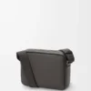 Borsa messenger Pebble media in morbida pelle di vitello grigio scuro Borsa messenger Pebble media in morbida pelle di vitello grigio scuro