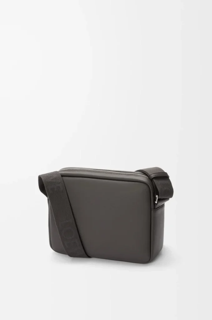 Borsa messenger Pebble media in morbida pelle di vitello grigio scuro Borsa messenger Pebble media in morbida pelle di vitello grigio scuro