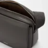 Borsa messenger Pebble media in morbida pelle di vitello grigio scuro Borsa messenger Pebble media in morbida pelle di vitello grigio scuro