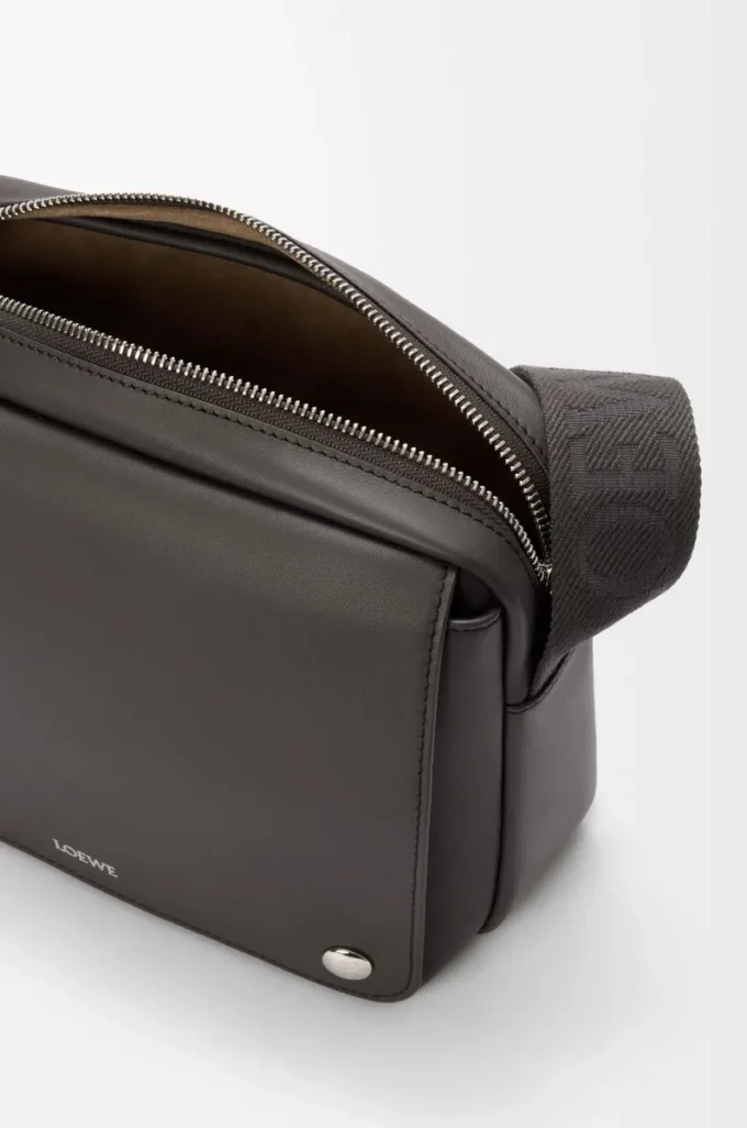 Borsa messenger Pebble media in morbida pelle di vitello grigio scuro Borsa messenger Pebble media in morbida pelle di vitello grigio scuro