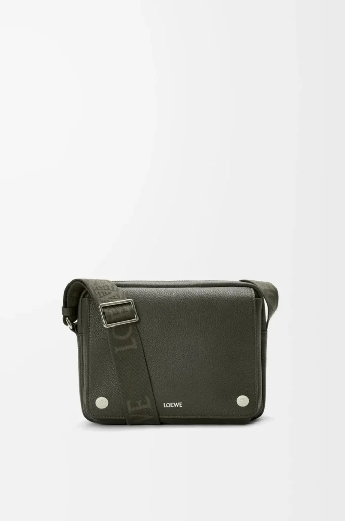 Borsa messenger Pebble media in morbida pelle di vitello martellata, color kaki scuro Borsa messenger Pebble media in morbida pelle di vitello martellata, color kaki scuro