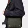 Borsa messenger Pebble media in morbida pelle di vitello martellata, color kaki scuro Borsa messenger Pebble media in morbida pelle di vitello martellata, color kaki scuro