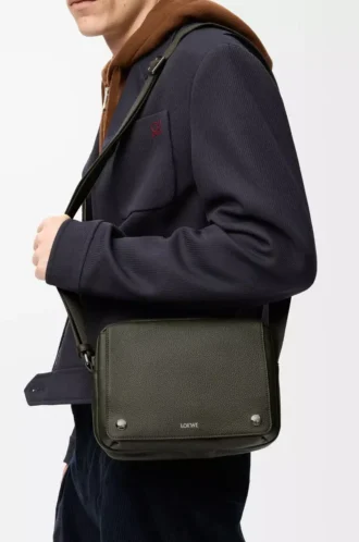 Borsa messenger Pebble media in morbida pelle di vitello martellata, color kaki scuro
