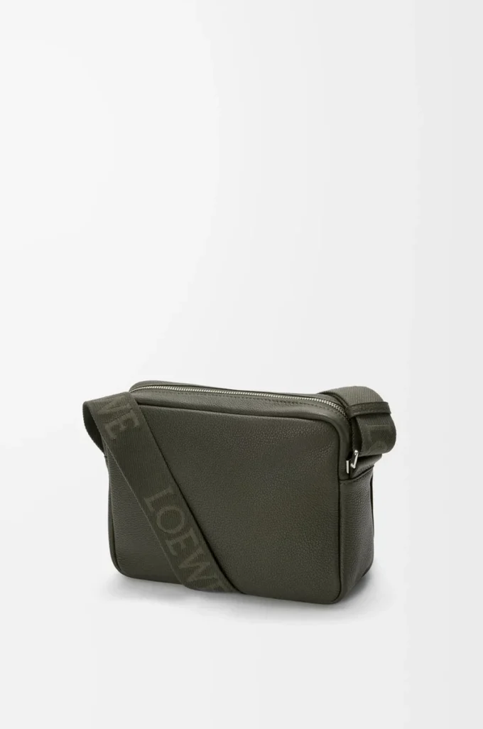 Borsa messenger Pebble media in morbida pelle di vitello martellata, color kaki scuro Borsa messenger Pebble media in morbida pelle di vitello martellata, color kaki scuro