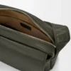 Borsa messenger Pebble media in morbida pelle di vitello martellata, color kaki scuro Borsa messenger Pebble media in morbida pelle di vitello martellata, color kaki scuro