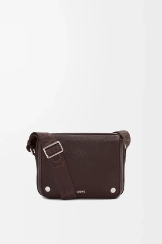 Borsa messenger Pebble media in morbida pelle di vitello martellata color rosso scuro