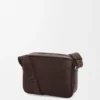 Borsa messenger Pebble media in morbida pelle di vitello martellata color rosso scuro