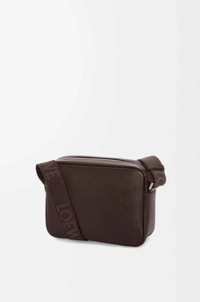 Borsa messenger Pebble media in morbida pelle di vitello martellata color rosso scuro