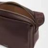 Borsa messenger Pebble media in morbida pelle di vitello martellata color rosso scuro