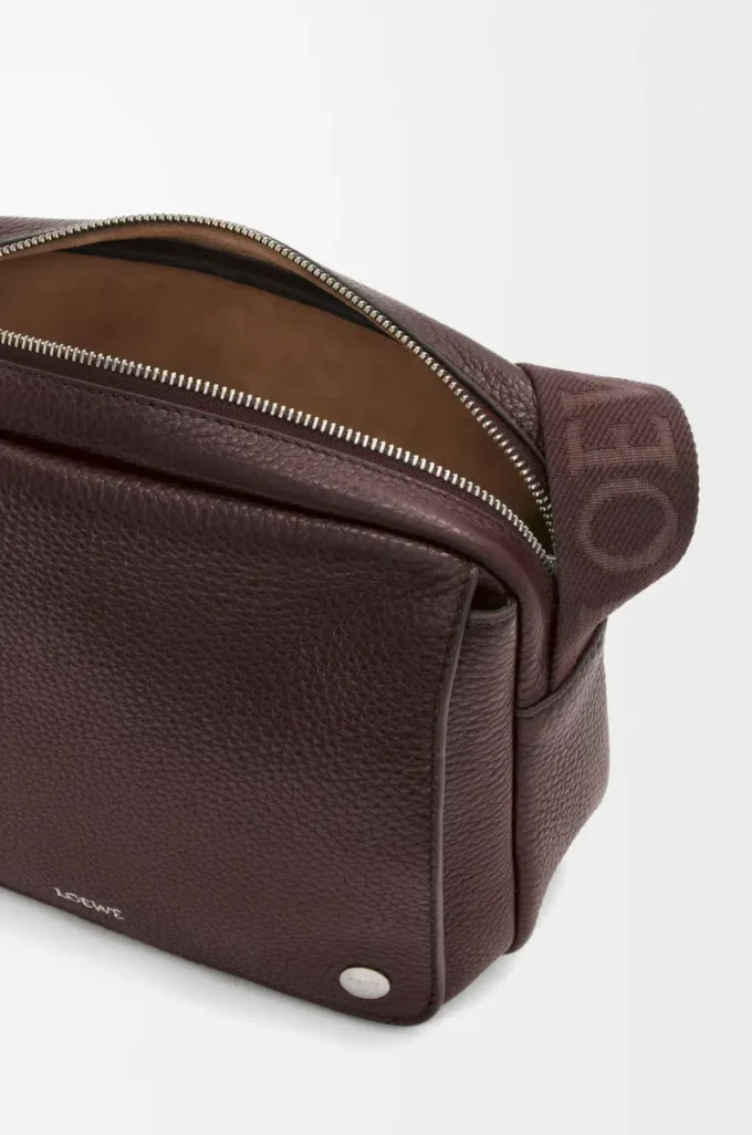 Borsa messenger Pebble media in morbida pelle di vitello martellata color rosso scuro