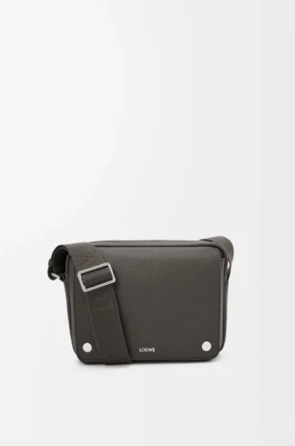 Borsa messenger Pebble media in morbida pelle di vitello martellata grigio scuro