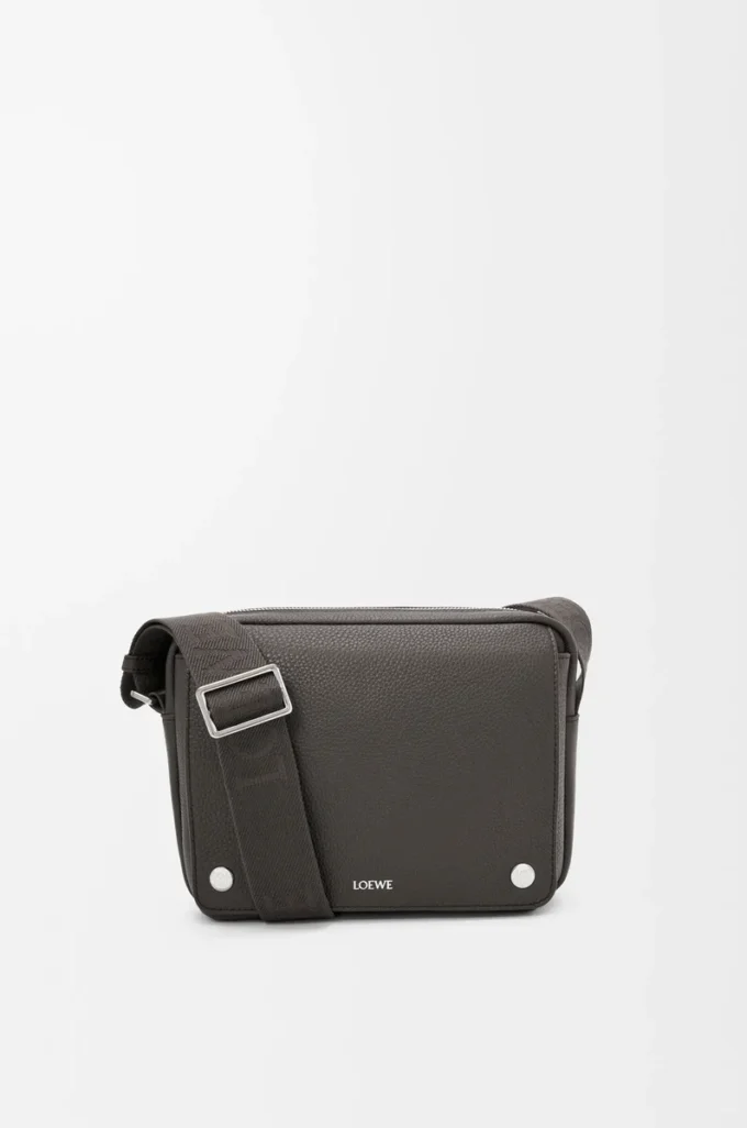 Borsa messenger Pebble media in morbida pelle di vitello martellata grigio scuro