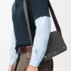Borsa messenger Pebble media in morbida pelle di vitello martellata grigio scuro