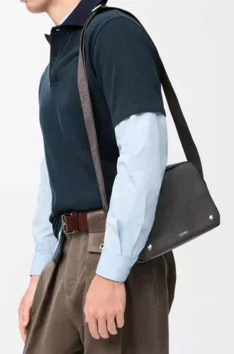 Borsa messenger Pebble media in morbida pelle di vitello martellata grigio scuro