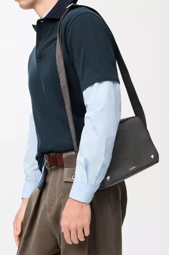 Borsa messenger Pebble media in morbida pelle di vitello martellata grigio scuro