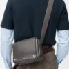 Borsa messenger Pebble media in morbida pelle di vitello martellata grigio scuro