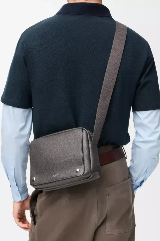 Borsa messenger Pebble media in morbida pelle di vitello martellata grigio scuro