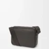 Borsa messenger Pebble media in morbida pelle di vitello martellata grigio scuro