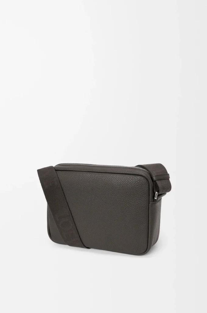 Borsa messenger Pebble media in morbida pelle di vitello martellata grigio scuro