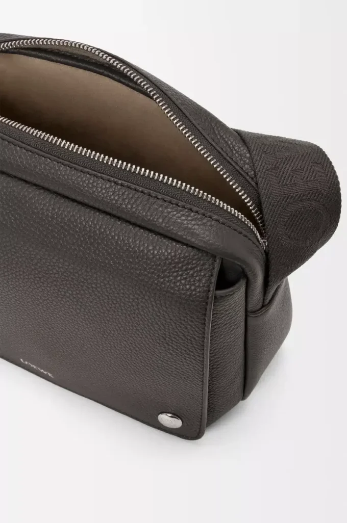 Borsa messenger Pebble media in morbida pelle di vitello martellata grigio scuro