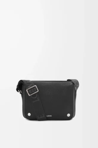 Borsa messenger Pebble media in morbida pelle di vitello martellata nera