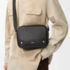Borsa messenger Pebble media in morbida pelle di vitello martellata nera Borsa messenger Pebble media in morbida pelle di vitello martellata nera