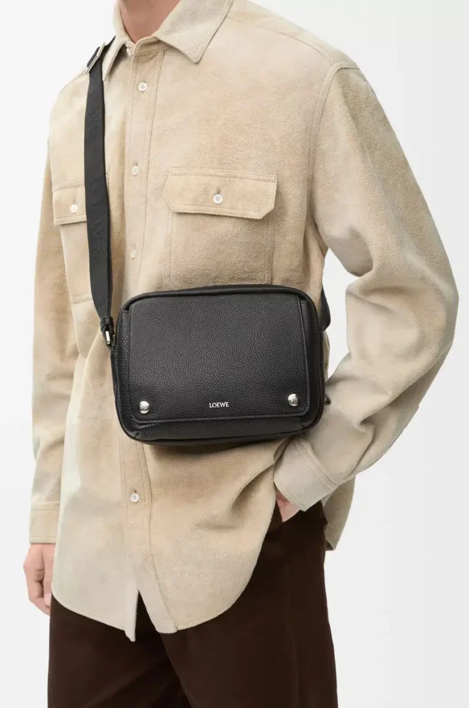 Borsa messenger Pebble media in morbida pelle di vitello martellata nera Borsa messenger Pebble media in morbida pelle di vitello martellata nera