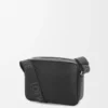 Borsa messenger Pebble media in morbida pelle di vitello martellata nera Borsa messenger Pebble media in morbida pelle di vitello martellata nera