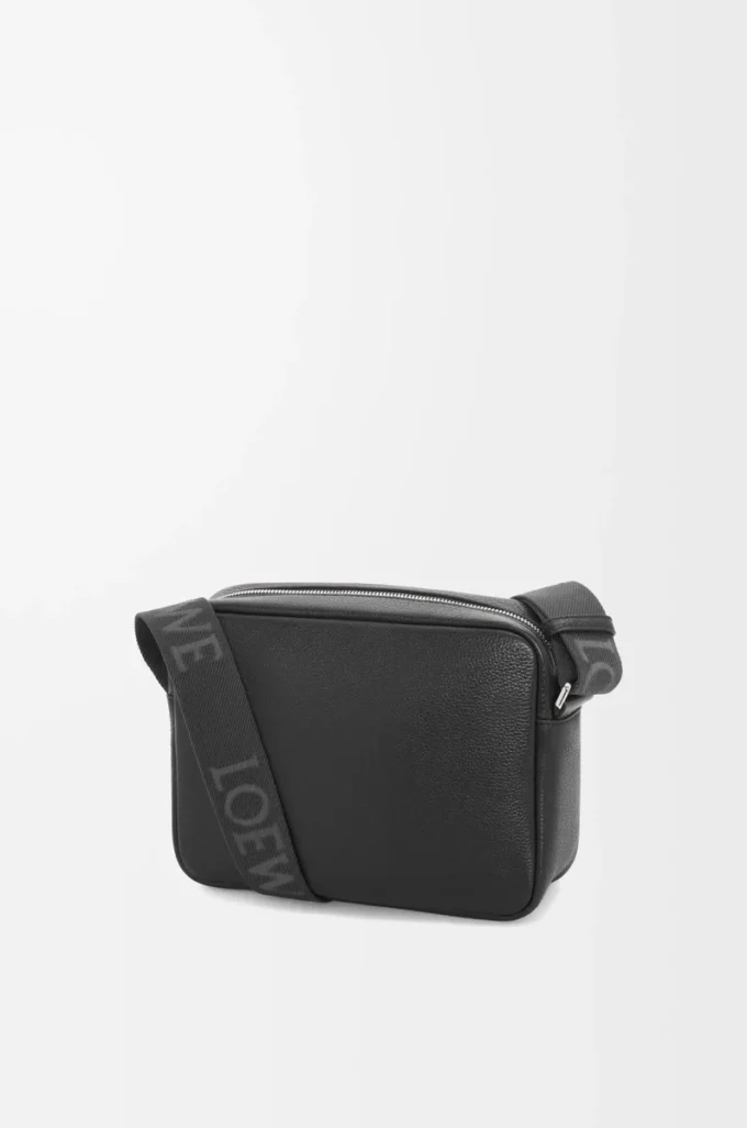 Borsa messenger Pebble media in morbida pelle di vitello martellata nera Borsa messenger Pebble media in morbida pelle di vitello martellata nera