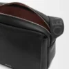 Borsa messenger Pebble media in morbida pelle di vitello martellata nera Borsa messenger Pebble media in morbida pelle di vitello martellata nera