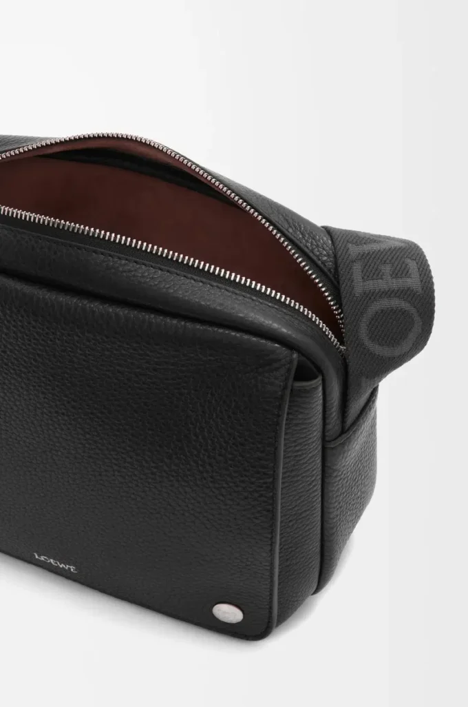 Borsa messenger Pebble media in morbida pelle di vitello martellata nera Borsa messenger Pebble media in morbida pelle di vitello martellata nera