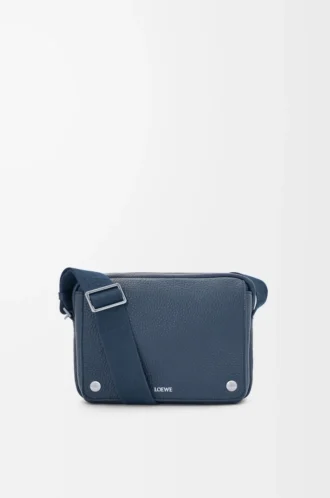 Borsa messenger Pebble media in morbida pelle di vitello martellata tinta indaco
