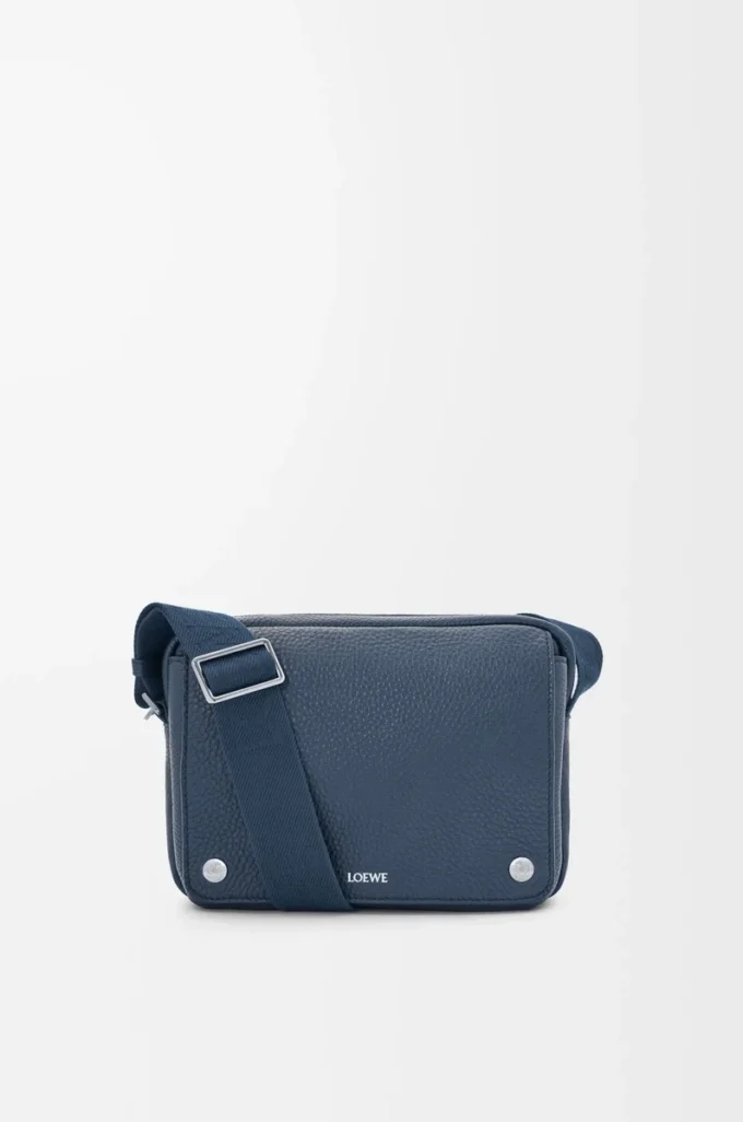 Borsa messenger Pebble media in morbida pelle di vitello martellata tinta indaco Borsa messenger Pebble media in morbida pelle di vitello martellata tinta indaco