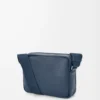 Borsa messenger Pebble media in morbida pelle di vitello martellata tinta indaco Borsa messenger Pebble media in morbida pelle di vitello martellata tinta indaco