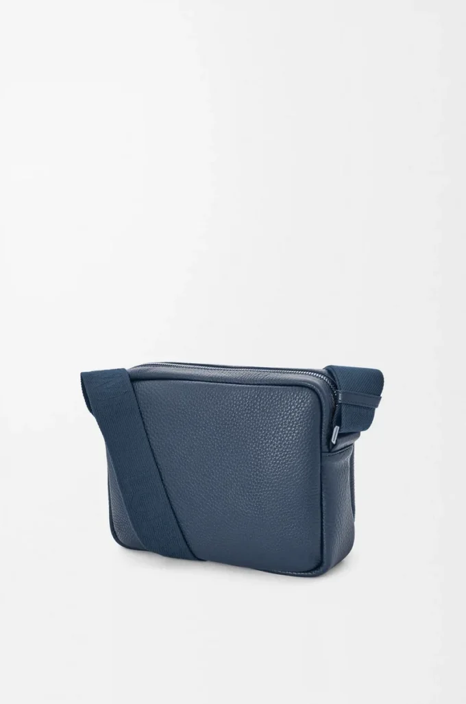 Borsa messenger Pebble media in morbida pelle di vitello martellata tinta indaco Borsa messenger Pebble media in morbida pelle di vitello martellata tinta indaco