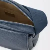 Borsa messenger Pebble media in morbida pelle di vitello martellata tinta indaco Borsa messenger Pebble media in morbida pelle di vitello martellata tinta indaco