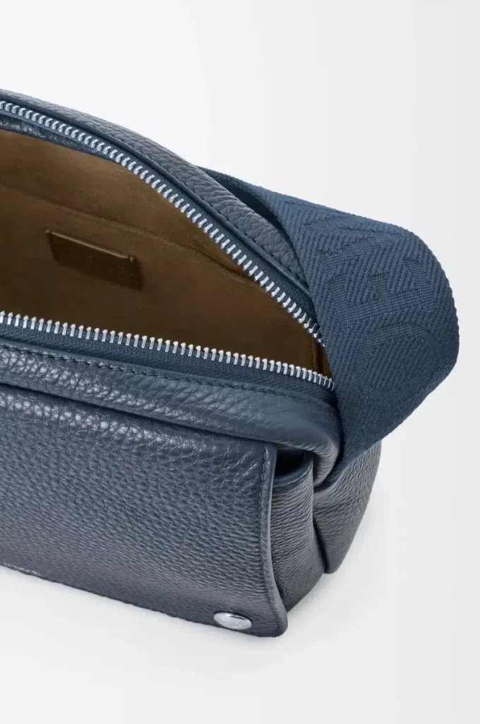 Borsa messenger Pebble media in morbida pelle di vitello martellata tinta indaco Borsa messenger Pebble media in morbida pelle di vitello martellata tinta indaco