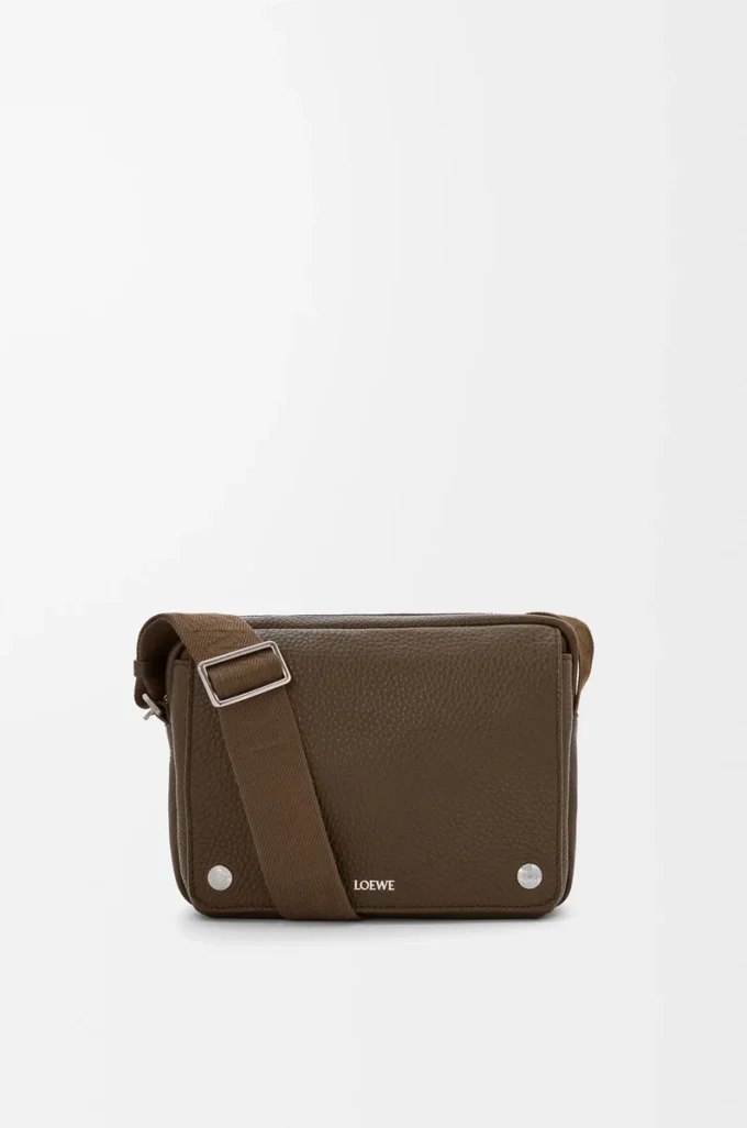 Borsa messenger Pebble media in morbida pelle di vitello martellata Tundra Borsa messenger Pebble media in morbida pelle di vitello martellata Tundra