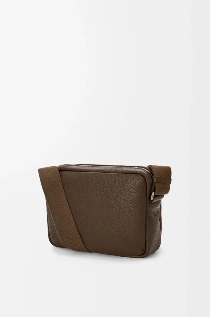 Borsa messenger Pebble media in morbida pelle di vitello martellata Tundra Borsa messenger Pebble media in morbida pelle di vitello martellata Tundra