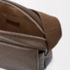 Borsa messenger Pebble media in morbida pelle di vitello martellata Tundra Borsa messenger Pebble media in morbida pelle di vitello martellata Tundra