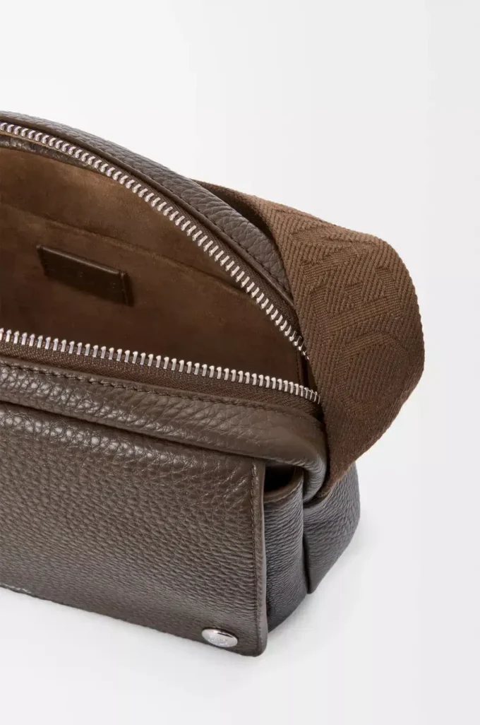 Borsa messenger Pebble media in morbida pelle di vitello martellata Tundra Borsa messenger Pebble media in morbida pelle di vitello martellata Tundra