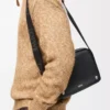 Borsa messenger Pebble media in morbida pelle di vitello Nero