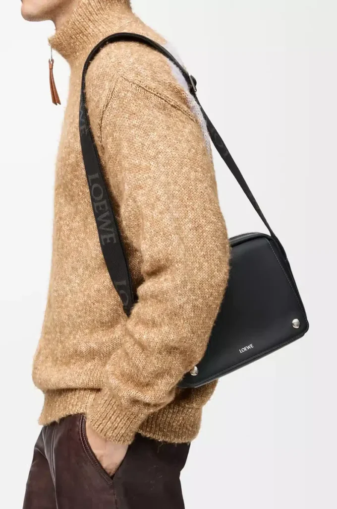 Borsa messenger Pebble media in morbida pelle di vitello Nero