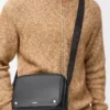Borsa messenger Pebble media in morbida pelle di vitello Nero