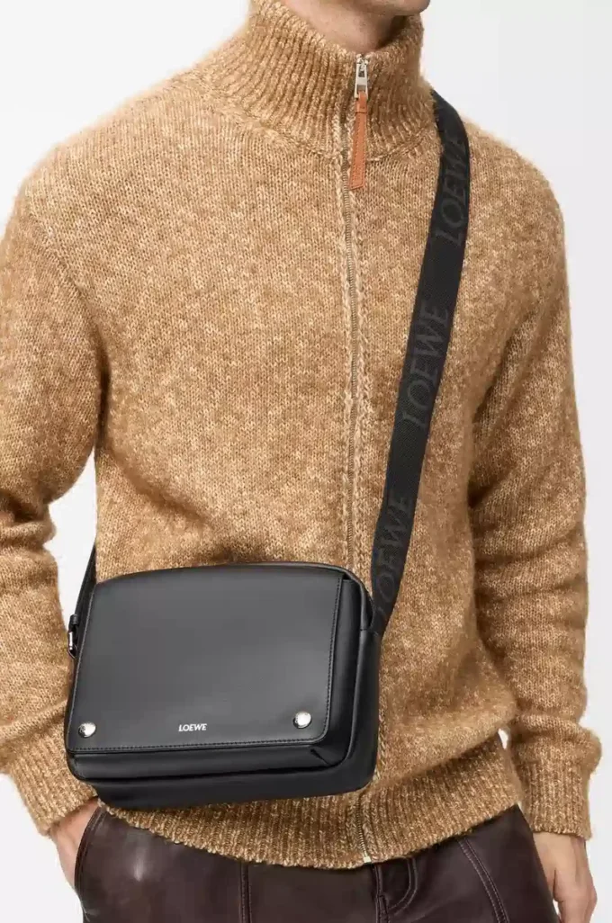 Borsa messenger Pebble media in morbida pelle di vitello Nero